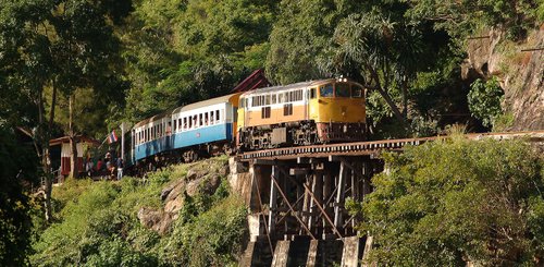 historische Zugfahrt Todesbahn in Zentralthailand