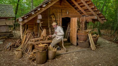 Handwerker vor der Eremitage Campus Galli (copyright Campus Galli)