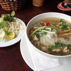 Pho - typische Mahlzeit in Vietnam - kräftige Nudelsuppe mit vielen frischen Kräutern