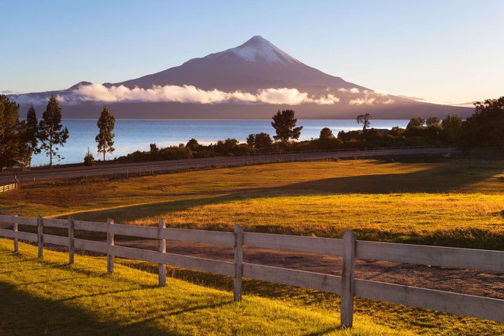 Vulkan Osorno und davor der Llanquihue-See bei Puerto Montt in Chile