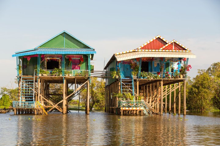 Schwimmendes Dorf Pfahlbauten im Tonle Sap Kambodscha