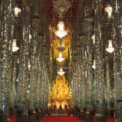 Wat Tasung goldene Buddhastatue Tempel der mit zahlreichen Glasmosaiken verziert ist