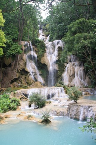 Kuang Si Wasserfälle bei Luang Prabang türkisblaue Wasserbecken