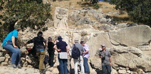 archäologische Studienreisegruppe in Arsameia 