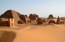 Pyramiden von Meroe im Nordsudan - im Reich der Schwarzen Pharaonen