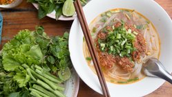 Pho Rindsuppe mit Nudeln und frsichen Kräutern typisch für Vietnam und Laos