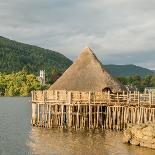 Scottish Crannog Centre bei Loch Earn lädt dazu ein, piktische Wohnverhältnisse wie auch alte Handwerkstechniken kennenzulernen