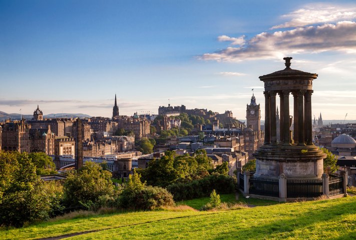 Skyline Edinburgh vom Calton Hill aus mit Dugald Stewart Monument im Vordergrund