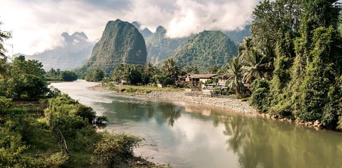 Laos entdecken mit der Anouvong von Heritage Line - traumhafte Flusslandschaft