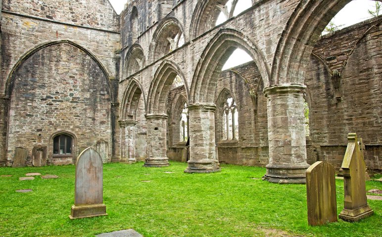 Kathedrale von Dunkeld. Das halb verfallene Bauwerk vereint verschiedene architektonische Stile zu einem historischen Ganzen, an dessen Anfang piktische Könige standen.