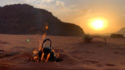 Tee auf offenem Feuer bei Sonnenuntergang im Wadi Rum