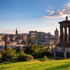 Skyline Edinburgh vom Calton Hill aus mit Dugald Stewart Monument im Vordergrund