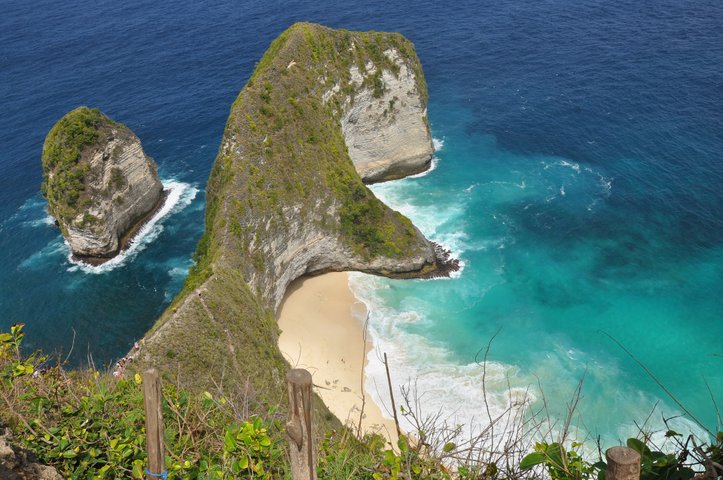 Nusa Penida Kelingking Beach - beliebter Panoramaaussichtspunkt für tolle Photos