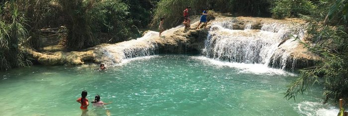 Bei Laos-Individualreisen in den Dorfalltag eintauchen und mit den Kindern im Wasserfall baden.