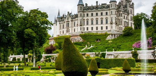 Dunrobin Castle bei Golspie. In diesem imposanten Schloss der Dukes und Earls von Sutherland befindet sich ein kleines Museum mit 18 piktischen Steindenkmälern