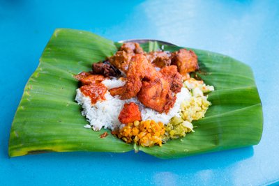 Nasi Lemak das Nationalgericht Malaysia. Auf jeden Fall probieren egal ob an einem Streetfoodstand oder im Restaurant!