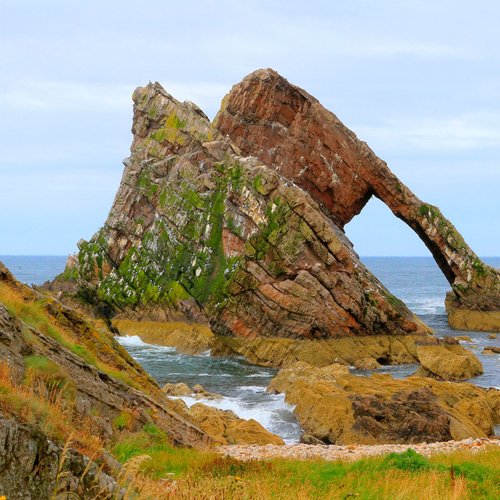 Portknockie hier steht die außergewöhnliche Felsformation Bow Fiddle Rock im Meer