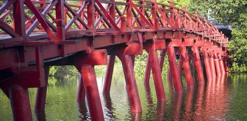 Bruecke im Hoan Kiem See Hanoi Vietnam