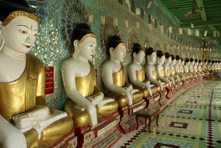 Buddhastatuen in Sagaing Umin Thounzeh Tempel  