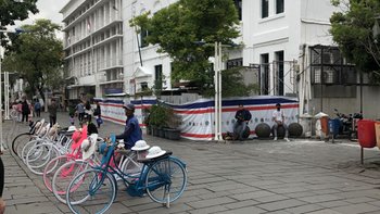 Fahrräder in der Altstadt von Jakarta auf Java